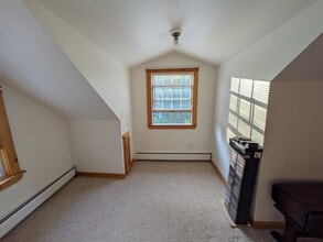 21 Holbrook Rd, Unit 2nd in Seymour, CT - Building Photo - Building Photo