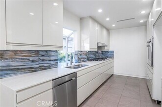 15439 Vose St in Los Angeles, CA - Building Photo - Building Photo