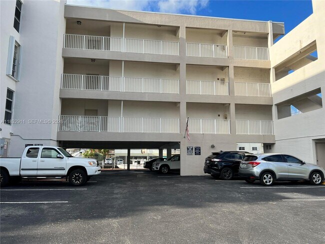 3716 NE 168th St in North Miami Beach, FL - Building Photo - Building Photo