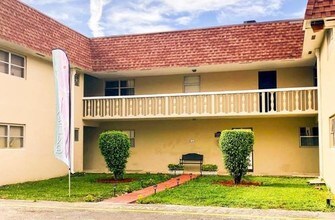 985 Manor Dr-Unit -c42 in Palm Springs, FL - Building Photo - Building Photo