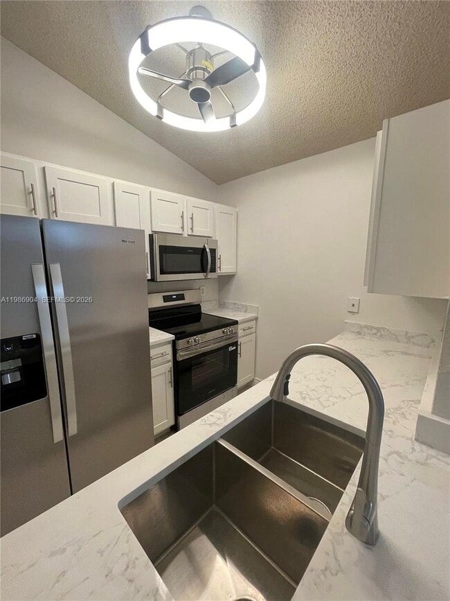 2851 N Oakland Forest Dr, Unit 305 in Oakland Park, FL - Building Photo - Building Photo