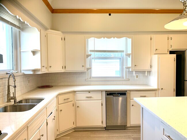 67 W 5th St, Unit 2 in Bayonne, NJ - Building Photo - Building Photo