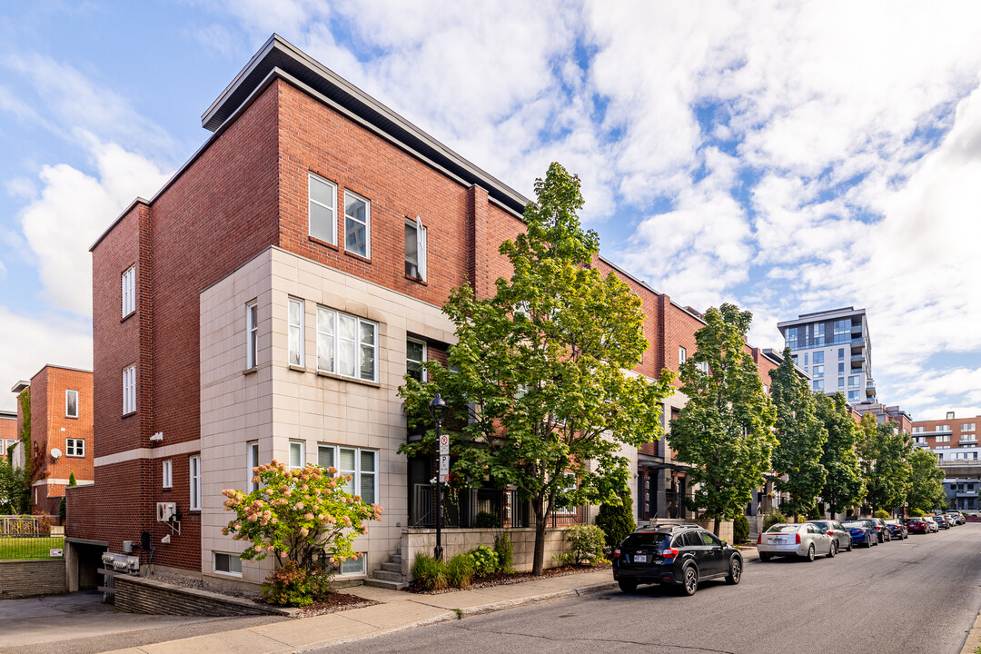 870-890 Saint-Antoine Rue E in Montréal, QC - Building Photo