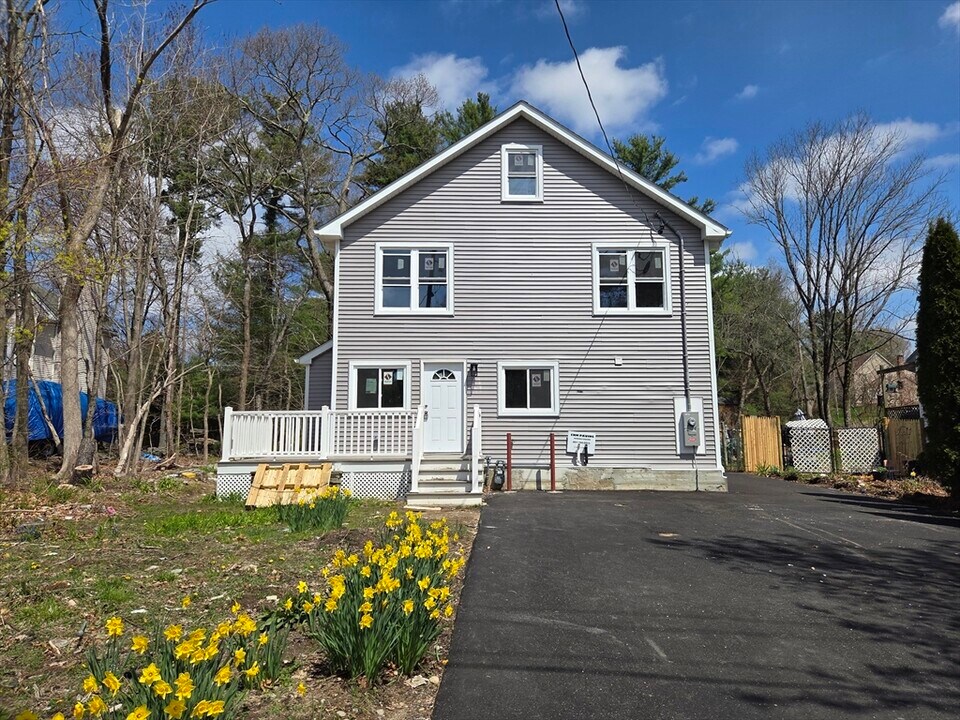 276 Sumner St in Stoughton, MA - Building Photo