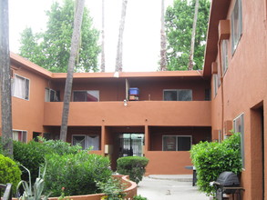 8861 Langdon Ave in North Hills, CA - Foto de edificio - Building Photo