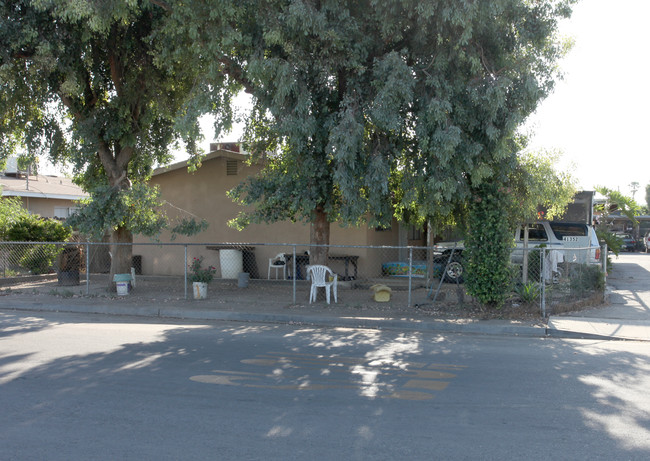 41352 Road 127 Rd in Orosi, CA - Foto de edificio - Building Photo