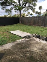 1049 Park Hill Dr in Haverhill, FL - Building Photo - Building Photo