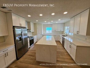1018 Spindle Palm Way in Apollo Beach, FL - Building Photo - Building Photo