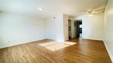 321 Oak Rose Ln in Tampa, FL - Building Photo - Building Photo
