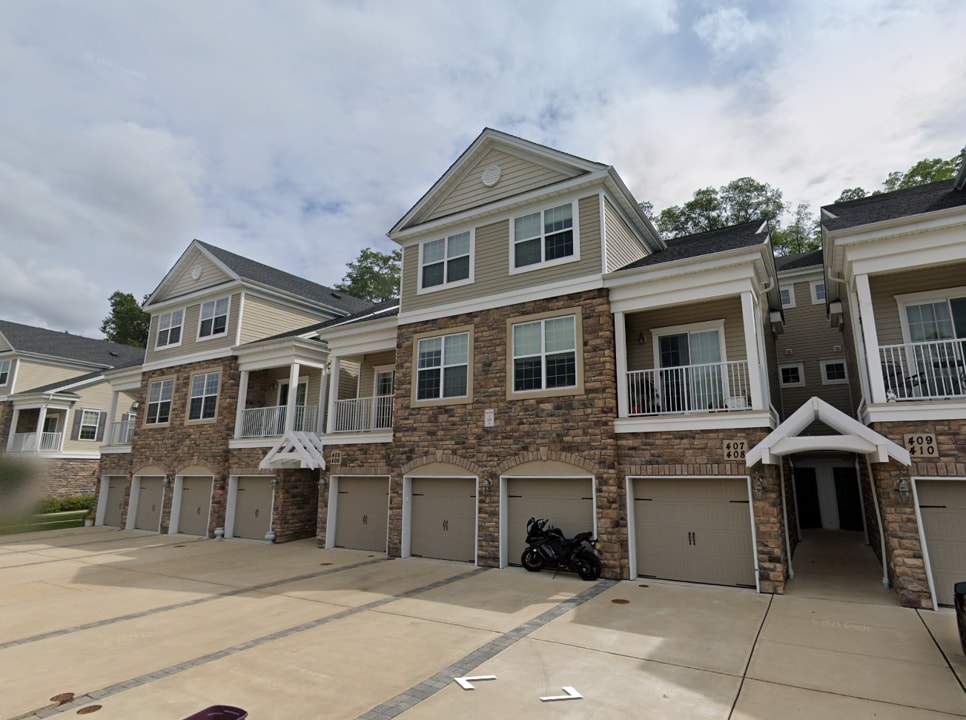 408 Waterview Ct in Cedar Knolls, NJ - Foto de edificio