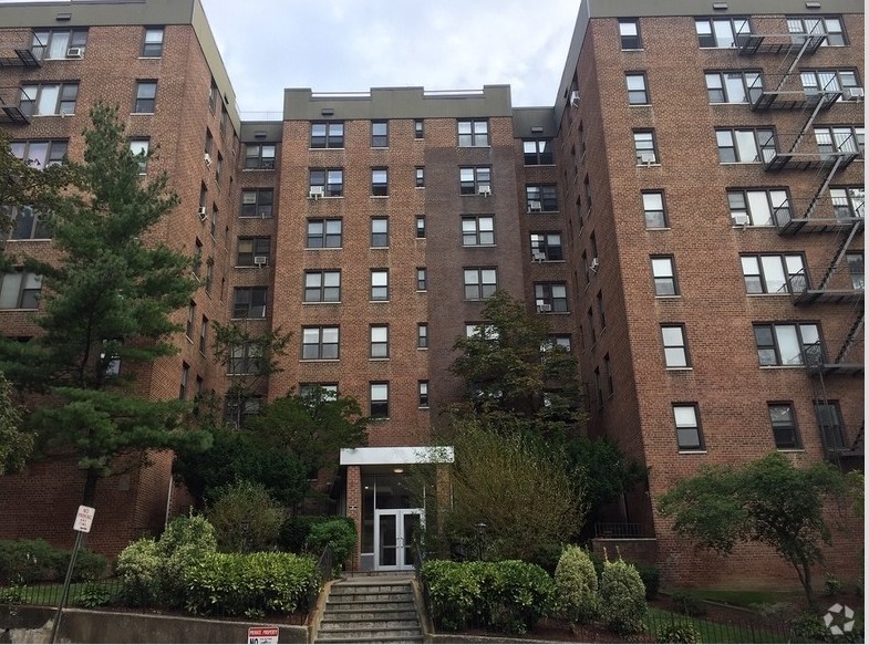 270 N Broadway in Yonkers, NY - Foto de edificio