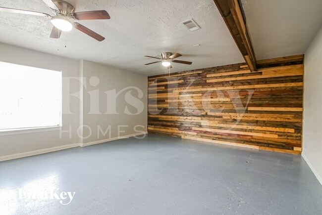 1200 Valentine St in Hurst, TX - Building Photo - Building Photo