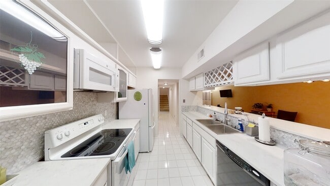 1970 Augusta Dr in Houston, TX - Building Photo - Building Photo