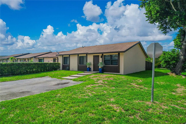 13566 SW 48th Terrace in Miami, FL - Building Photo - Building Photo