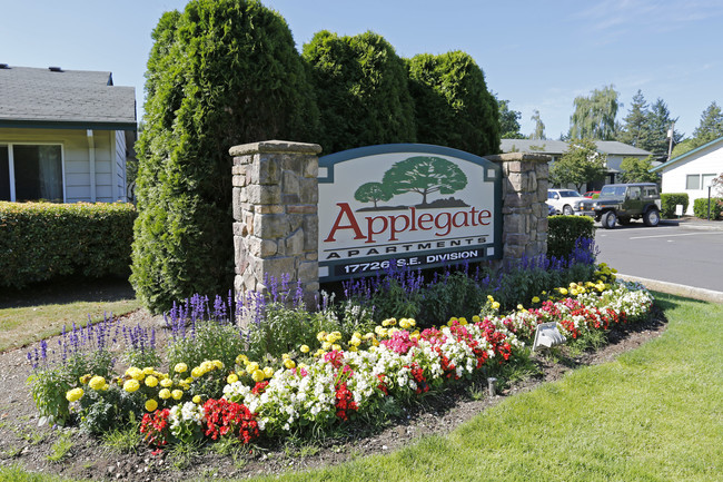 Applegate Apartments in Portland, OR - Foto de edificio - Building Photo