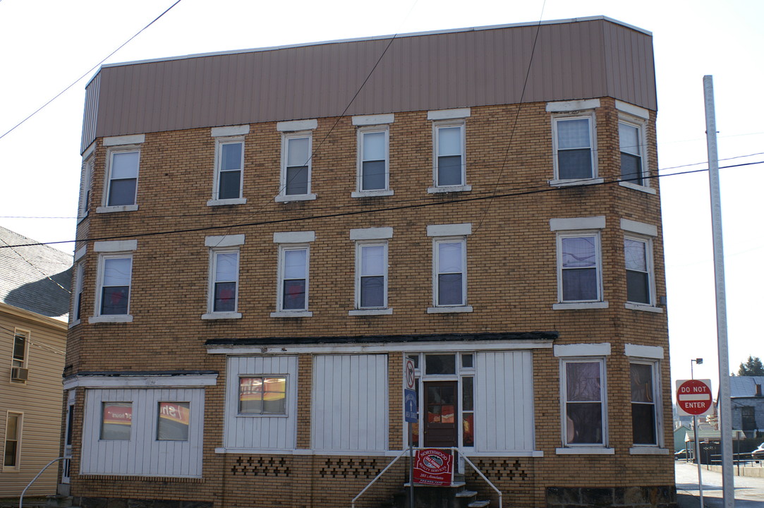 1009 W Crawford Ave in Connellsville, PA - Building Photo