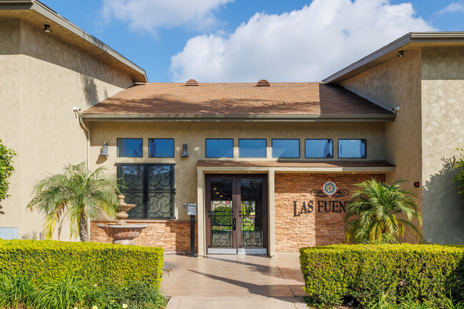 Las Fuentes in Santa Ana, CA - Foto de edificio - Building Photo