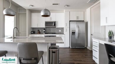 1414 Wood Hollow Dr in Houston, TX - Foto de edificio - Building Photo