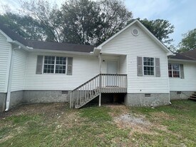 121 Clyde Dr in Cedartown, GA - Building Photo