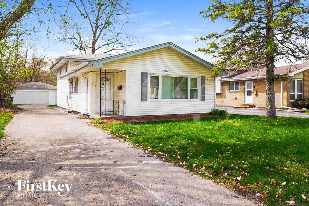 17922 Rose St in Lansing, IL - Foto de edificio