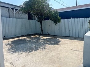 1612 W 71st St in Los Angeles, CA - Building Photo - Building Photo