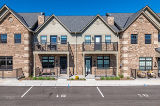 Foxtown Townhomes in Mequon, WI - Foto de edificio - Building Photo