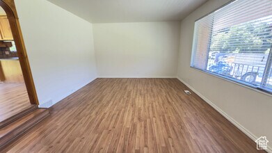 1357 E Milne Ln in Cottonwood Heights, UT - Foto de edificio - Building Photo