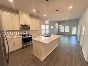 204 Douglas Bend Rd in Gallatin, TN - Foto de edificio - Building Photo