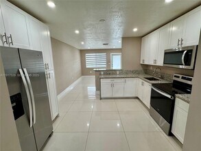 8101 SW 4th St in Miami, FL - Foto de edificio - Building Photo