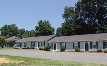 Springdale Apartments in Burlington, NC - Building Photo - Building Photo