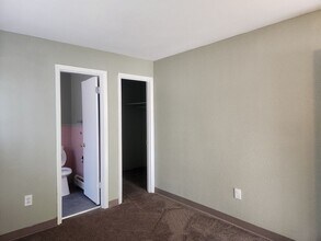 1951 Clinton St in Aurora, CO - Building Photo - Building Photo