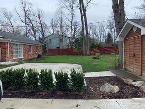 24975 Franklin Park Dr in Franklin, MI - Building Photo - Building Photo