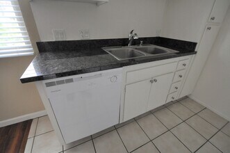 7101 Haskell Ave in Los Angeles, CA - Foto de edificio - Building Photo