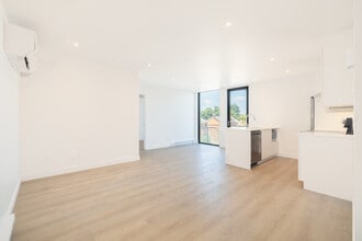 Le Cent Dix in Verdun, QC - Building Photo - Interior Photo