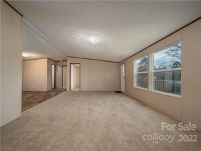 36 Pop Corn Dr in Hendersonville, NC - Foto de edificio - Building Photo