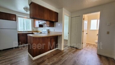128 NE Atkinson Ct in Roseburg, OR - Building Photo - Building Photo