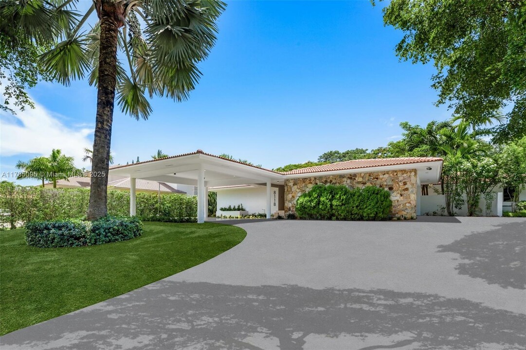 8118 Los Pinos Blvd in Coral Gables, FL - Foto de edificio