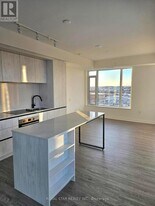 2495 Eglinton Ave W in Mississauga, ON - Building Photo