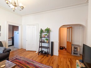 17 Howe St, Unit 1 in Somerville, MA - Foto de edificio - Building Photo
