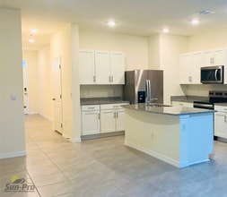 114 Reena Dr in Daytona Beach, FL - Foto de edificio - Building Photo