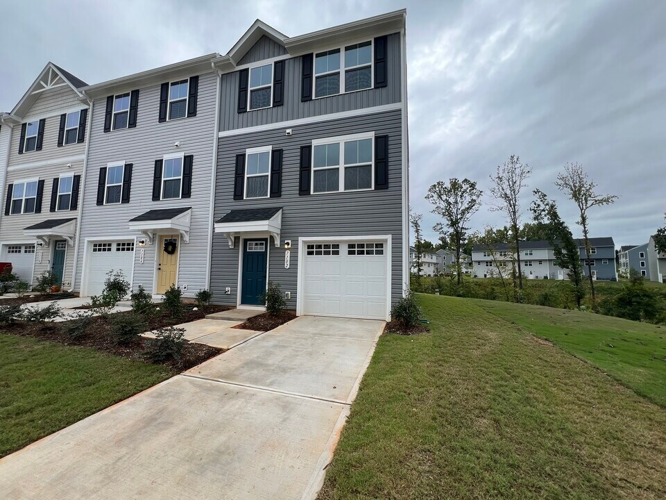 7102 Capstan Ter in Charlotte, NC - Building Photo