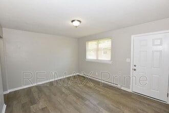 7923 Thompson Rd in Norfolk, VA - Foto de edificio - Building Photo