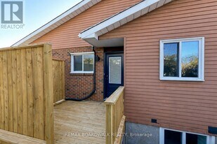 300 Dalehurst Dr in Ottawa, ON - Building Photo