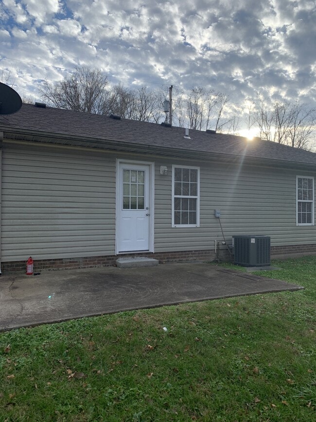 1004 Caroline Dr in Oak Grove, KY - Foto de edificio - Building Photo