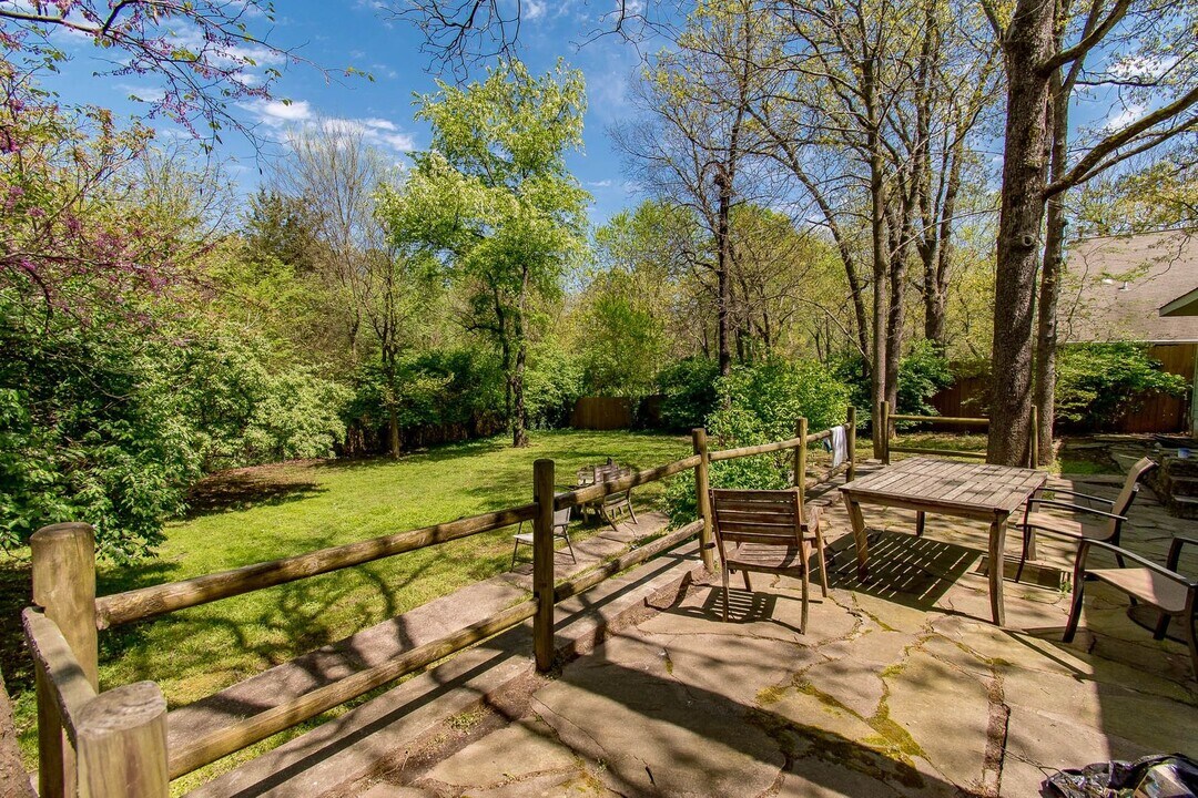 2004 W Berry St in Fayetteville, AR - Building Photo