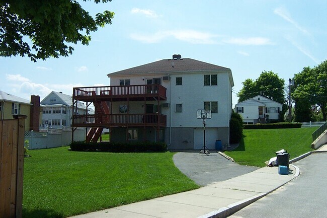 37 Danny Rd, Unit 37 Danny Rd. 2nd floor in Boston, MA - Foto de edificio - Building Photo