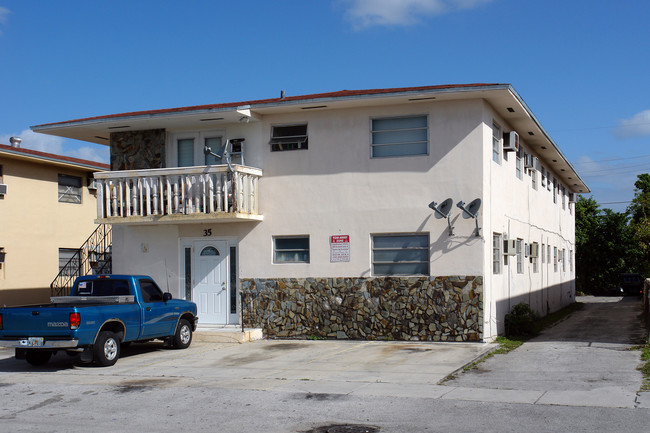 35 W 13th St in Hialeah, FL - Building Photo - Building Photo