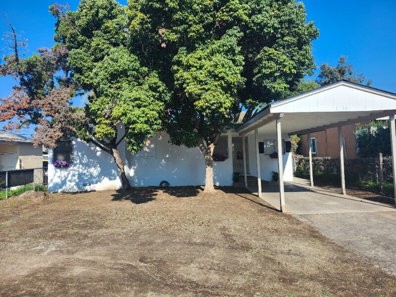 1136 W Dakota Ave in Fresno, CA - Foto de edificio