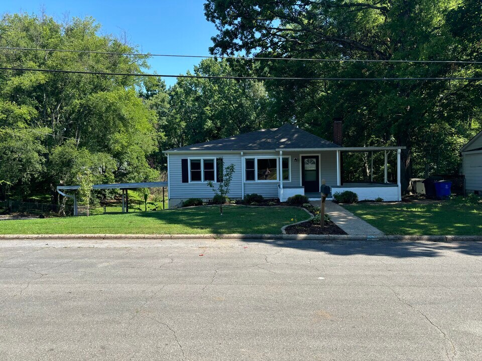 230 Hampton Ave in Florence, AL - Building Photo