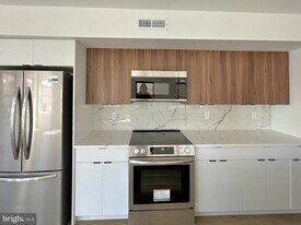 642 Moore St in Philadelphia, PA - Building Photo